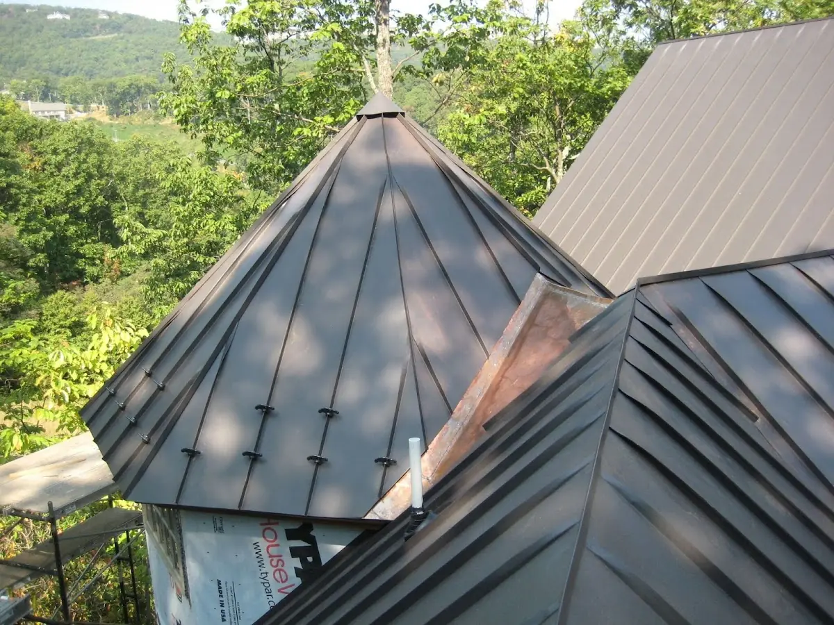 Professional Roof Tarp Installation by Craftsman Roofing in Midwest Cascade